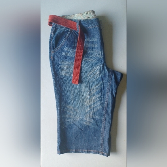 🍒 NWOT Venezia Embroidered Cropped Capri Blue Jeans with Red Belt - Picture 10 of 13